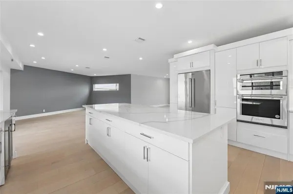 $9,450 | 1225 River Road, Unit 4D, Edgewater, NJ 07020