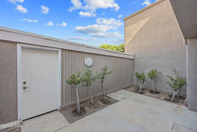 $629,000 | 18134 Killion Street, Unit 2, Tarzana, CA 91356