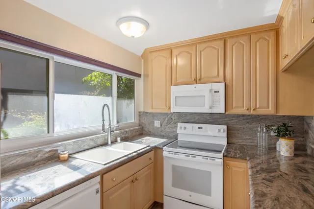 $629,000 | 18134 Killion Street, Unit 2, Tarzana, CA 91356