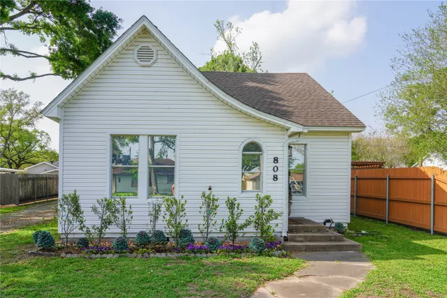 $179,000 | 808 Heights Avenue, El Campo, TX 77437