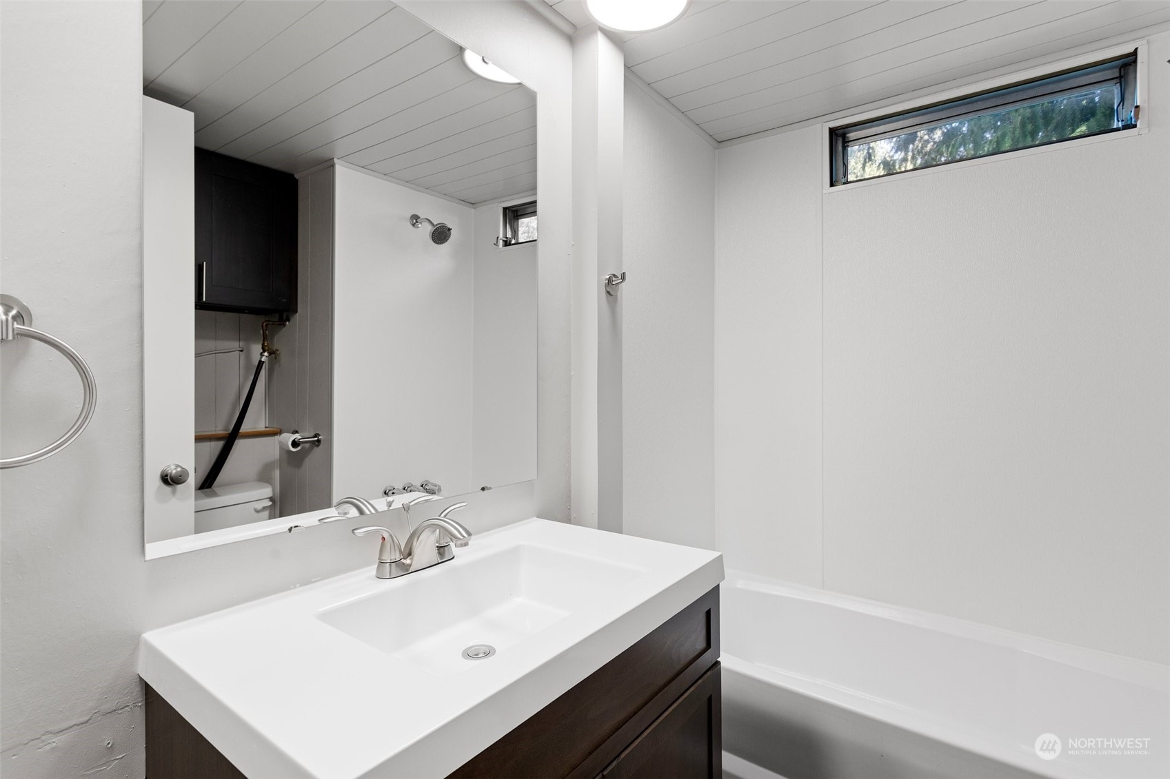 23800 Tiger Mountain Road Southeast, Unit 39 Issaquah, WA 98027 - Photo 11 of 15 a bathroom with a sink and a bathtub