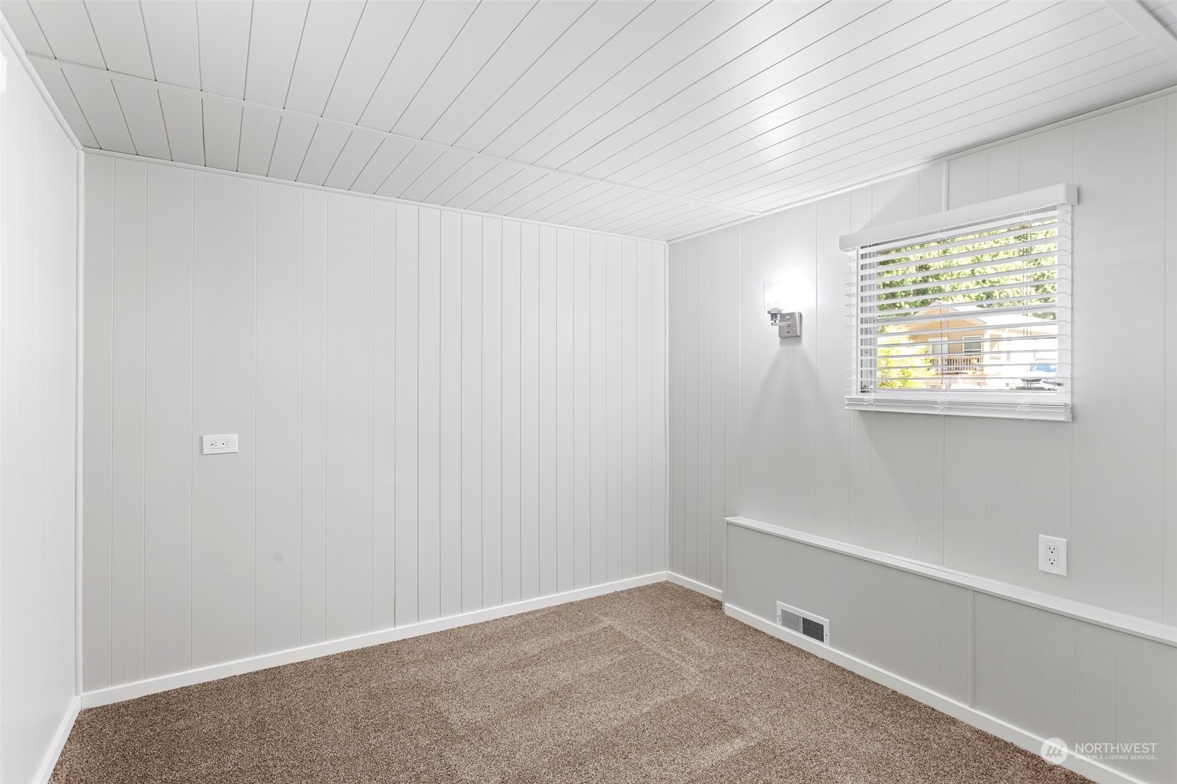 23800 Tiger Mountain Road Southeast, Unit 39 Issaquah, WA 98027 - Photo 12 of 15 an empty room with a window