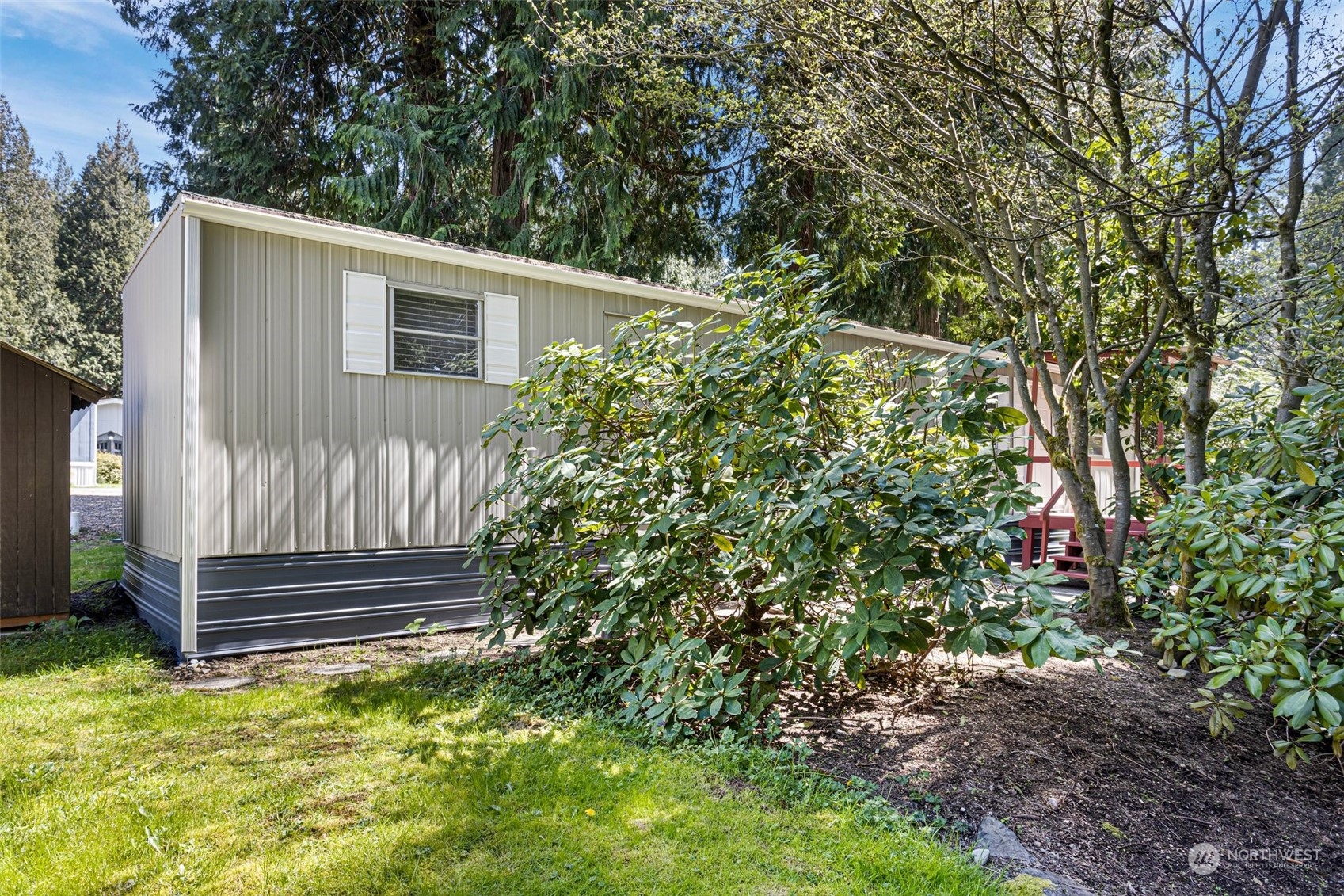 23800 Tiger Mountain Road Southeast, Unit 39 Issaquah, WA 98027 - Photo 2 of 15 a backyard of a house with trees