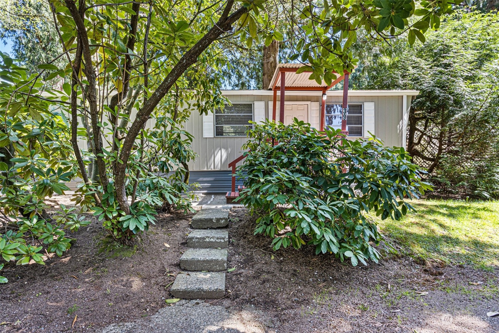 23800 Tiger Mountain Road Southeast, Unit 39 Issaquah, WA 98027 - Photo 3 of 15 a front view of a house with a garden