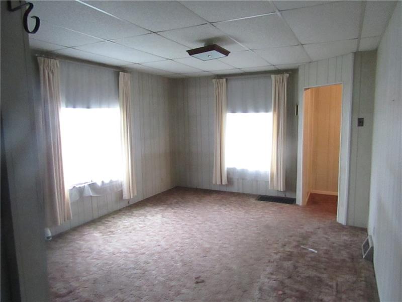 232 3rd Street Butler, PA 16001 - Photo 4 of 19 Living Room