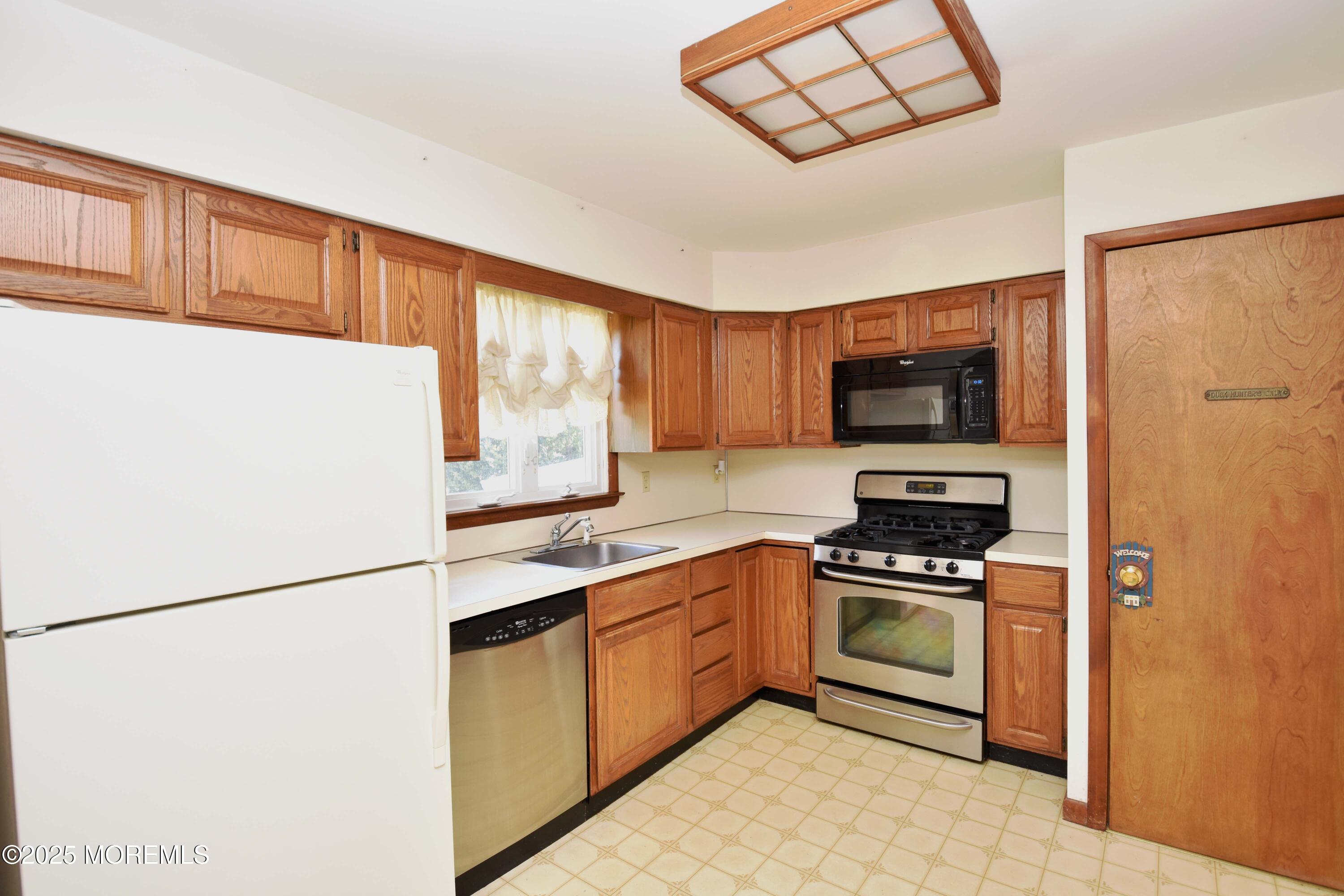 21 Spruce Road Burlington, NJ 08016 - Photo 3 of 20 DSC_0889