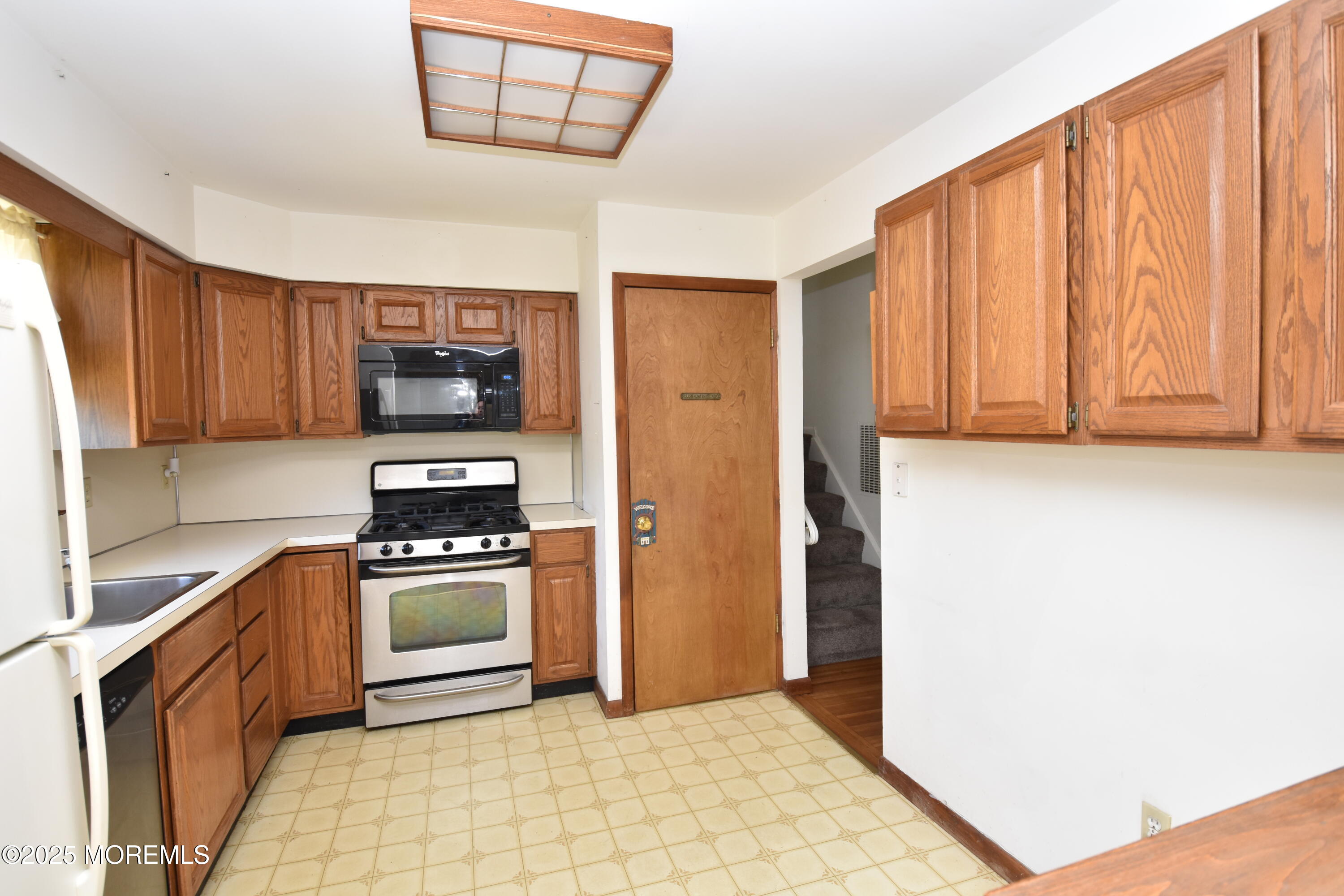 21 Spruce Road Burlington, NJ 08016 - Photo 4 of 20 DSC_0890