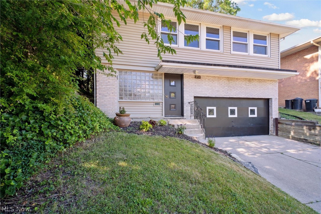 3713 Hillbrook Road Cleveland, OH 44118 - Photo 2 of 22