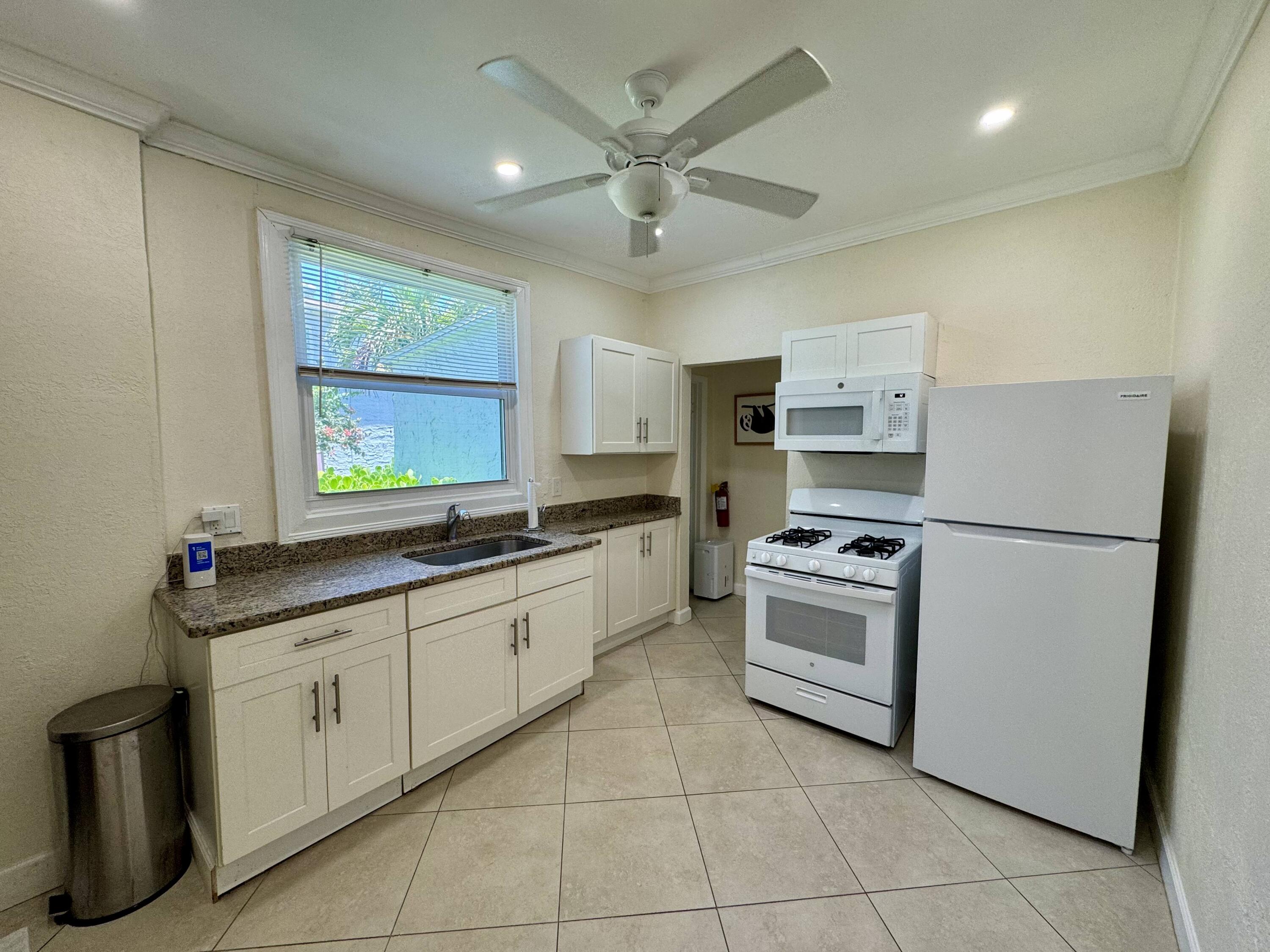 415 31st Street, Unit 16 West Palm Beach, FL 33407 - Photo 5 of 49 #1 Kitchen