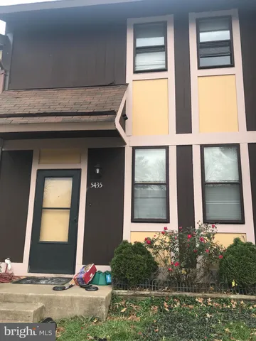 a front view of house with yard