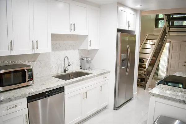 $2,800 | 19420 Northeast 26th Avenue, Unit 123D, Miami, FL 33180