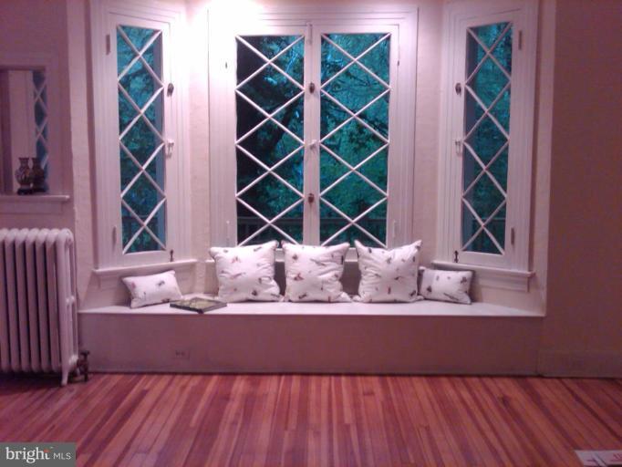 206 Longwood Road Baltimore, MD 21210 - Photo 4 of 24 Living Room