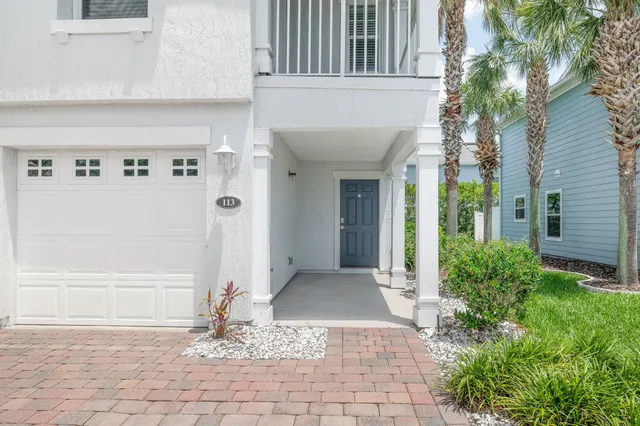 a view of a entrance of the house