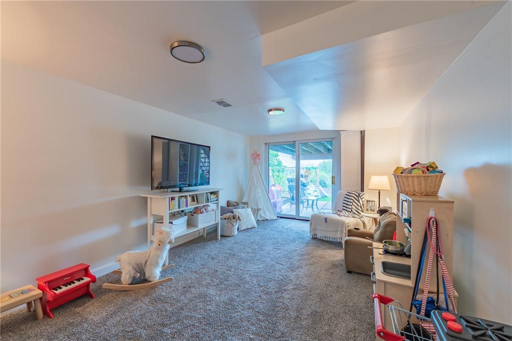 1029 Lindsay Road Carnegie, PA 15106 - Photo 8 of 21 Gallery Image 8
