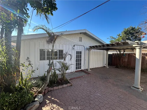 $2,200 | 3718 East 15th Street, Long Beach, CA 90804