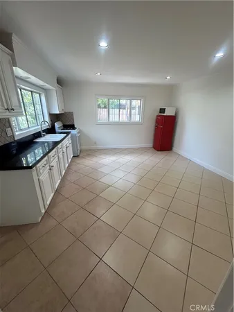 $2,200 | 3718 East 15th Street, Long Beach, CA 90804