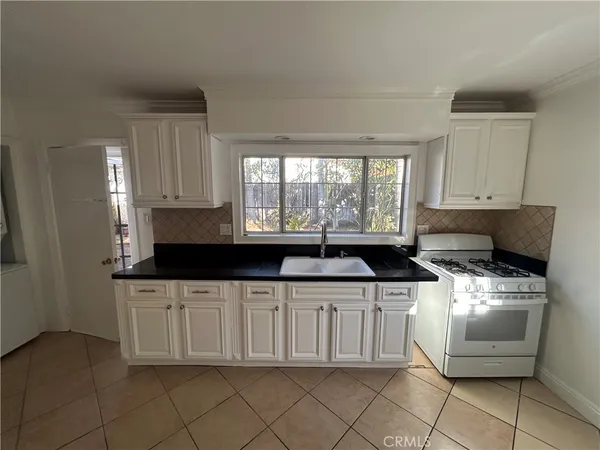 $2,200 | 3718 East 15th Street, Long Beach, CA 90804