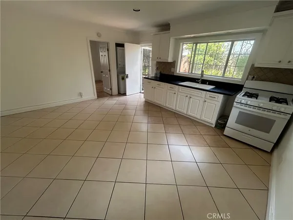 $2,200 | 3718 East 15th Street, Long Beach, CA 90804