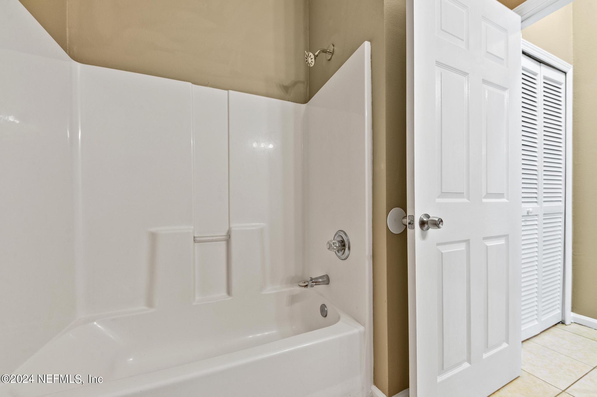 7920 Merrill Road, Unit 2205 Jacksonville, FL 32277 - Photo 16 of 21 a bathroom with a bathtub