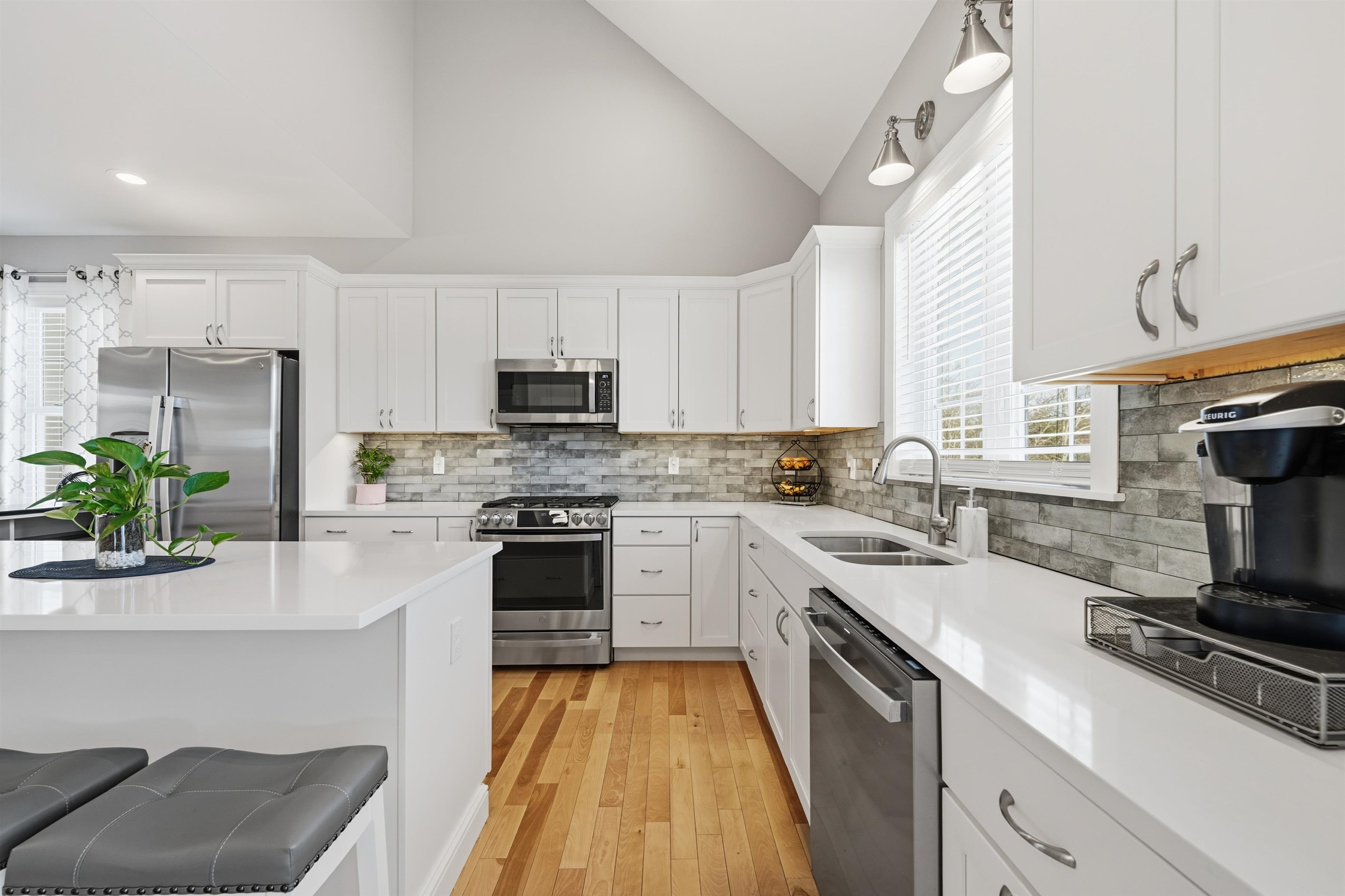 47 Clover Lane Londonderry, NH 03053 - Photo 13 of 56