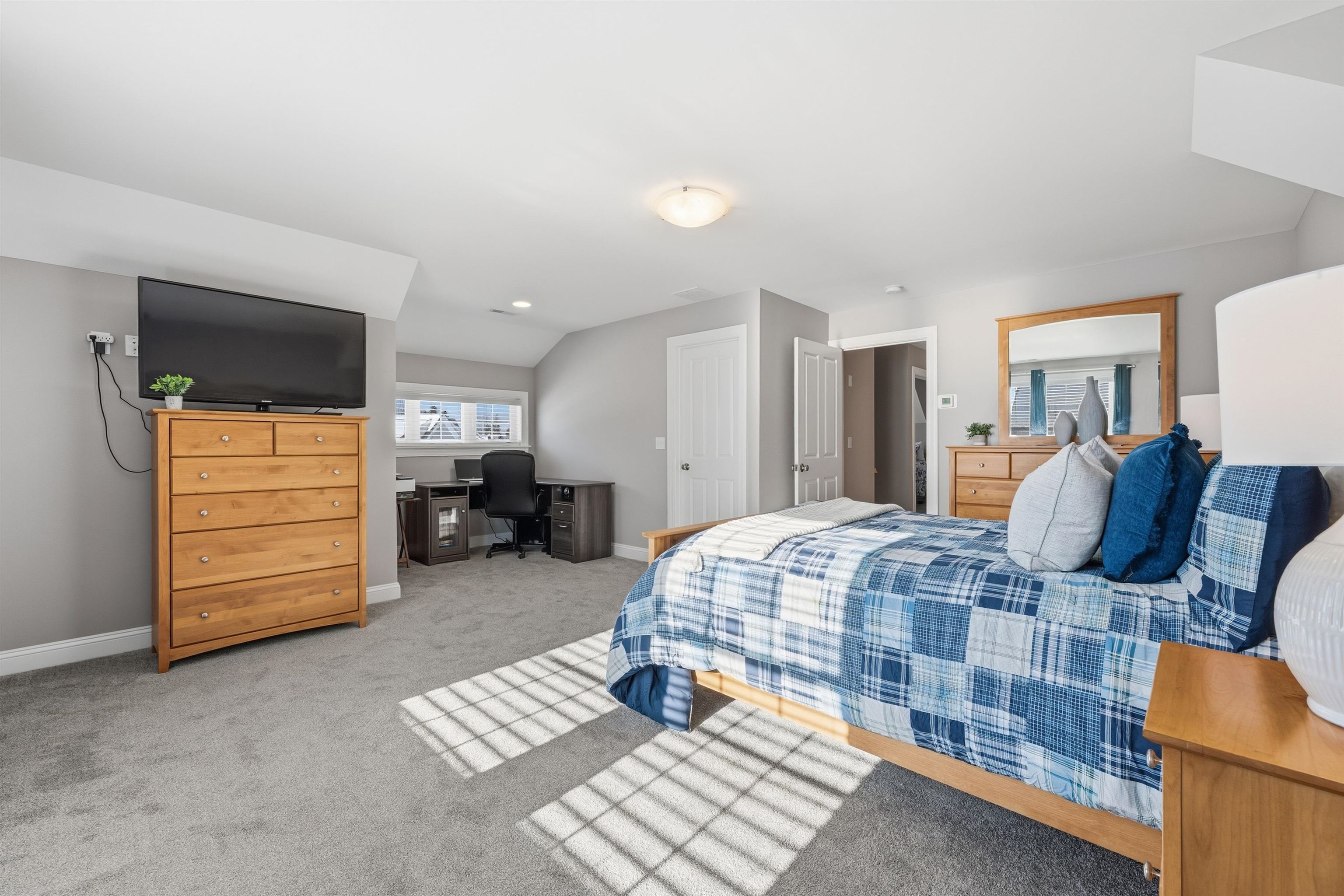 47 Clover Lane Londonderry, NH 03053 - Photo 25 of 56