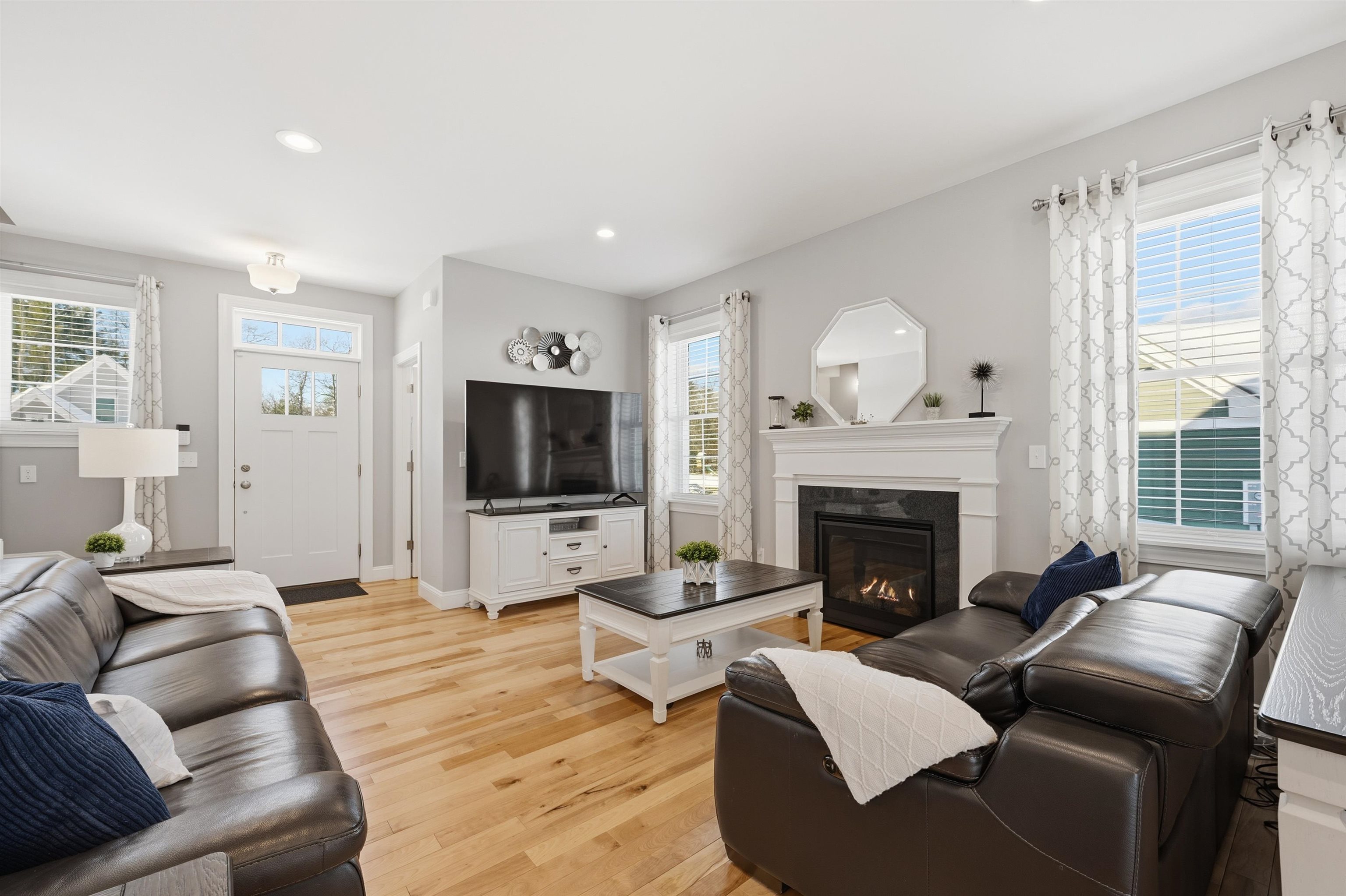 47 Clover Lane Londonderry, NH 03053 - Photo 4 of 56