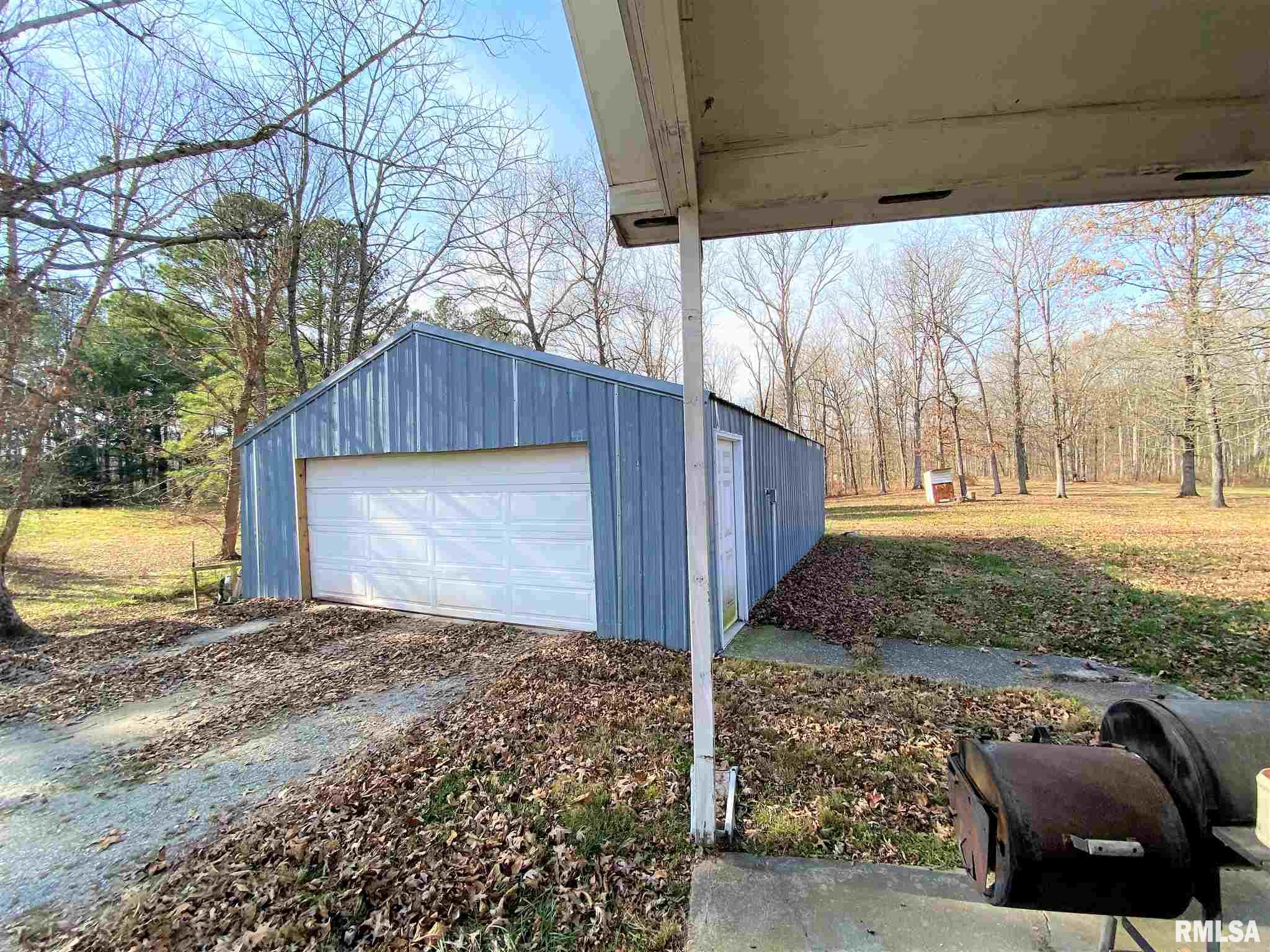 2173 Charlton Road Kell, IL 62853 - Photo 5 of 44