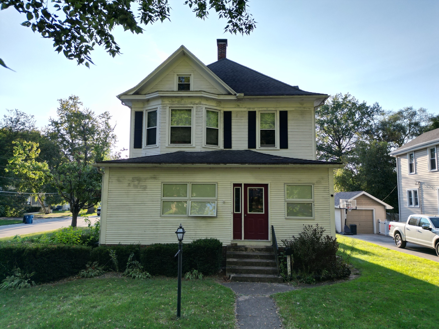 533 South 4th Street Watseka, IL 60970 - Photo 2 of 24 a front view of a house with a garden and plants
