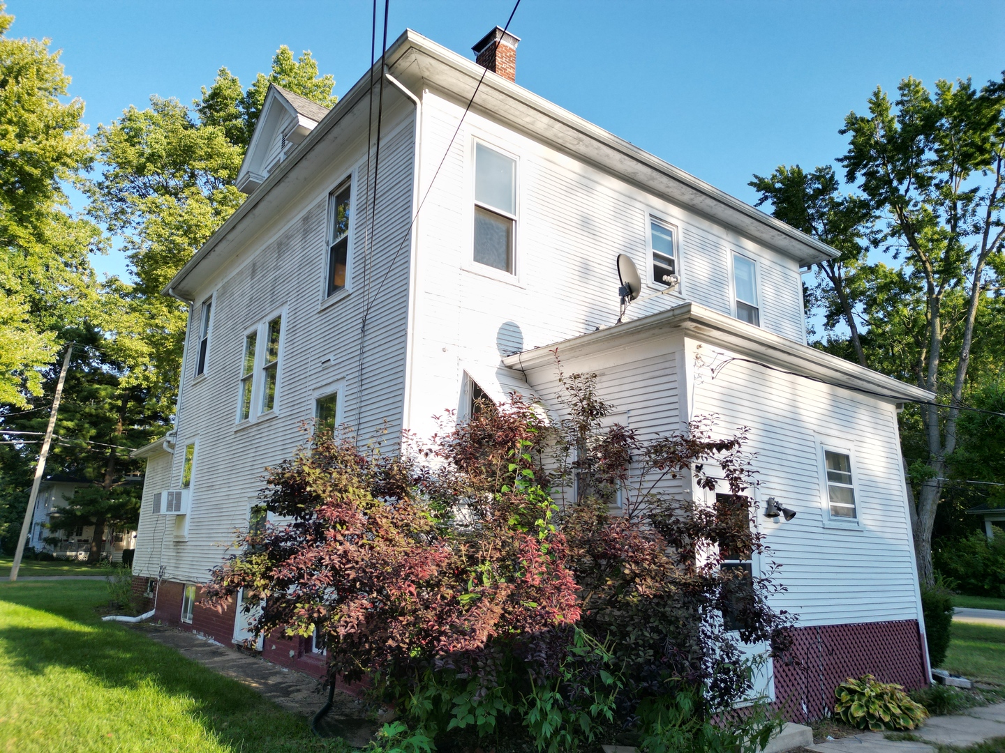 533 South 4th Street Watseka, IL 60970 - Photo 4 of 24 a view of a house with a yard