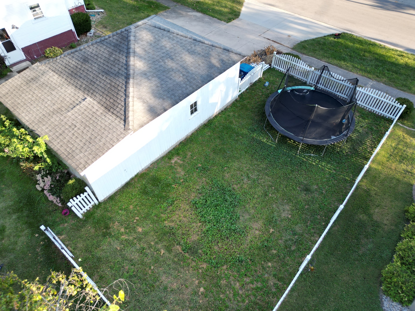 533 South 4th Street Watseka, IL 60970 - Photo 9 of 24 a backyard of a house with table and chairs