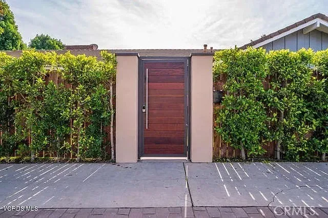 a view of entryway with a garden
