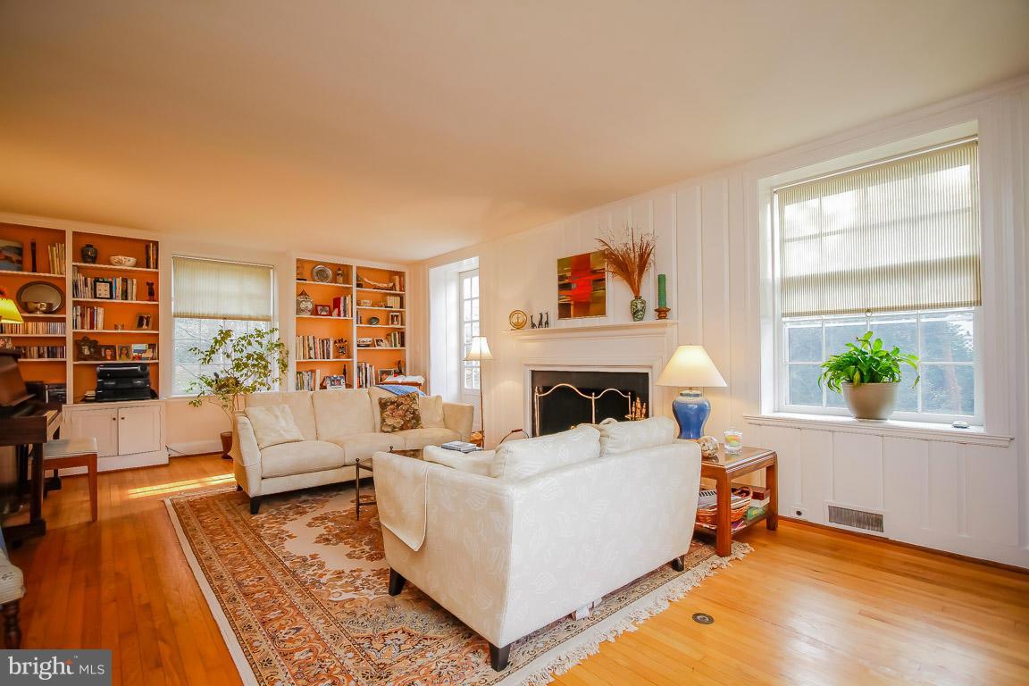 308 Edgevale Road Baltimore, MD 21210 - Photo 5 of 29 Living Room