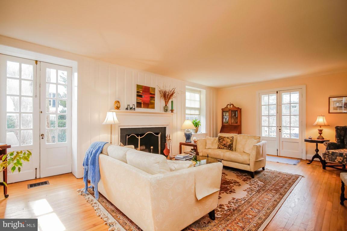 308 Edgevale Road Baltimore, MD 21210 - Photo 6 of 29 Living Room