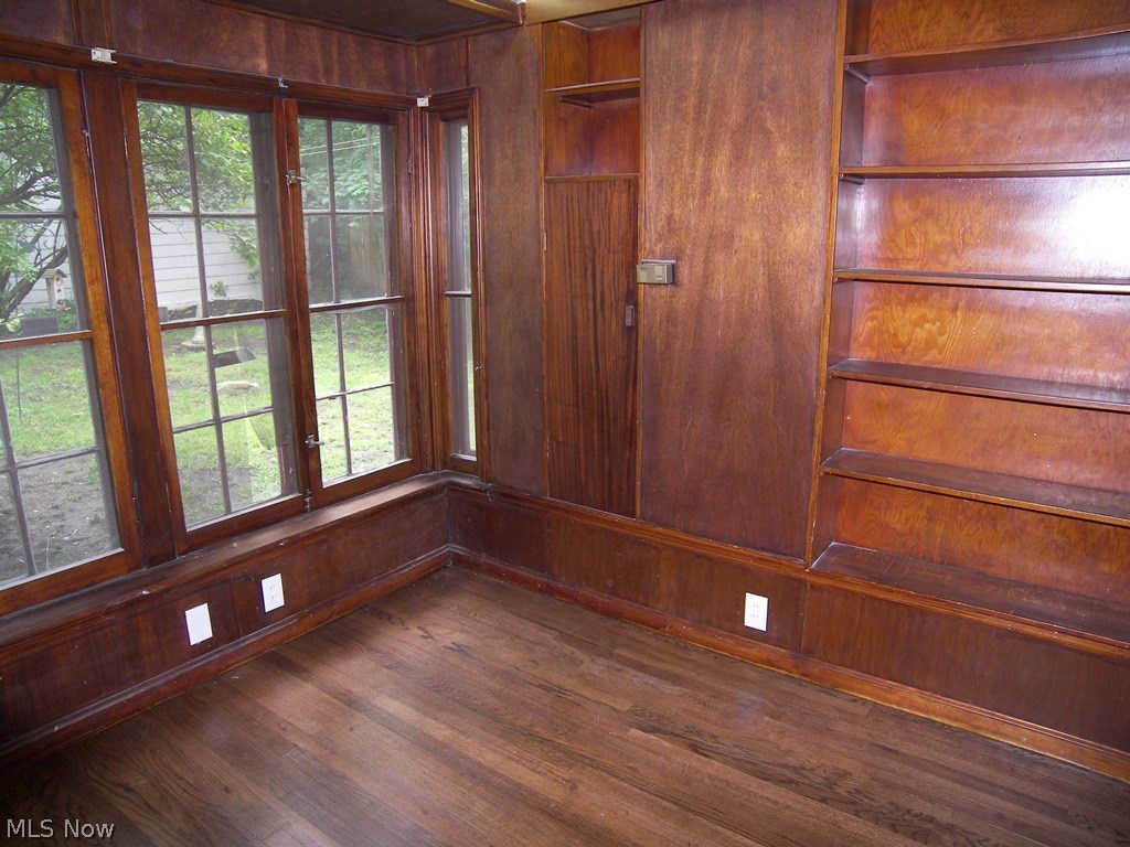 3281 Enderby Road Cleveland, OH 44120 - Photo 13 of 26 Office with built in shelving.
