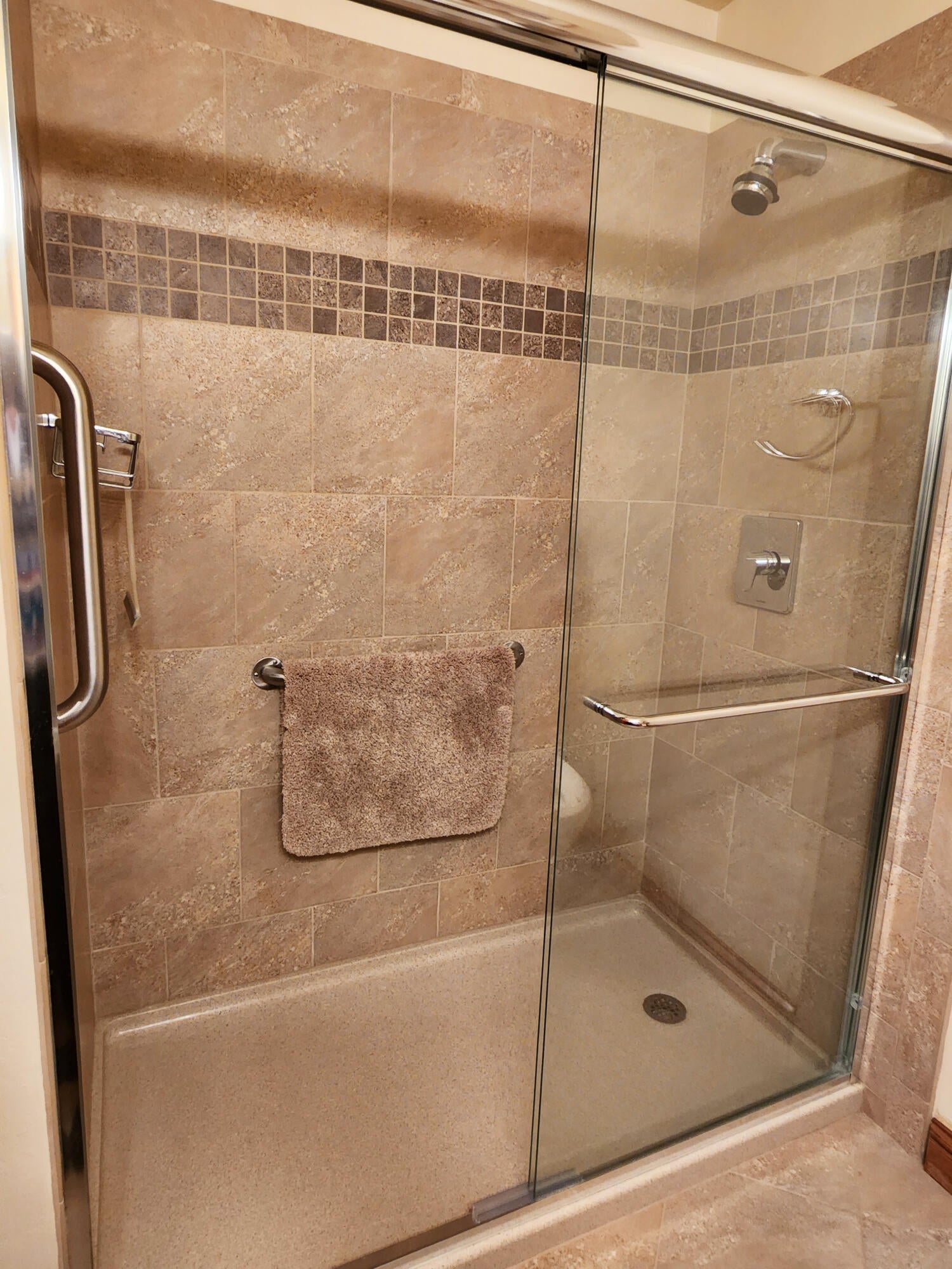 6554 Pioneer Road Medford, OR 97501 - Photo 21 of 50 Hallway bathroom