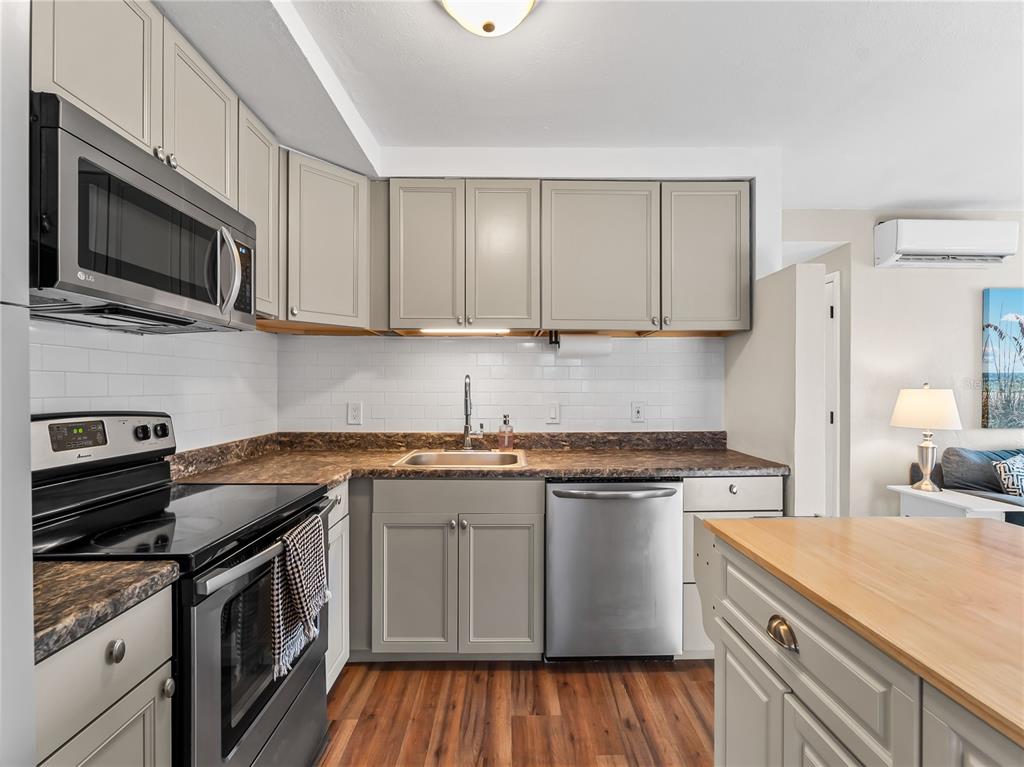 1328 Jamaica Road Venice, FL 34293 - Photo 11 of 56