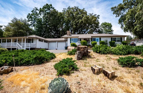 a front view of house with garage and yard