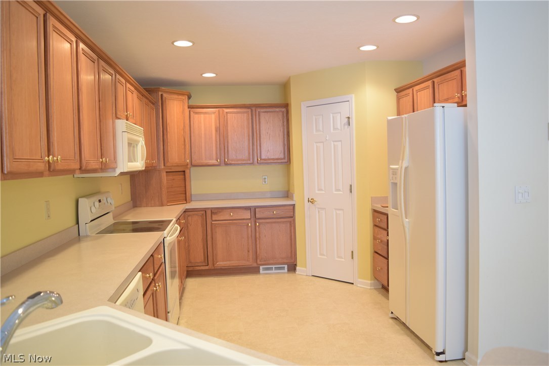 8330 West Ridgewood Drive, Unit 2A Cleveland, OH 44129 - Photo 9 of 25