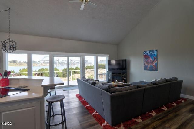 370 Southwest 29th Street Newport, OR 97366 - Photo 16 of 26 Living room
