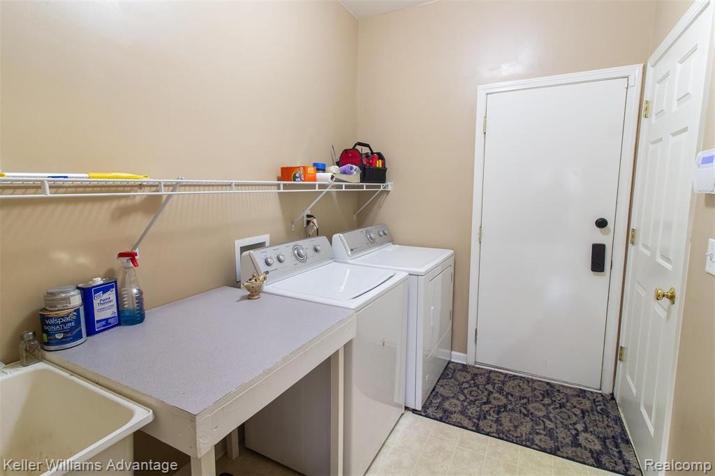 2052 Lagoon Drive Rochester, MI 48309 - Photo 16 of 32