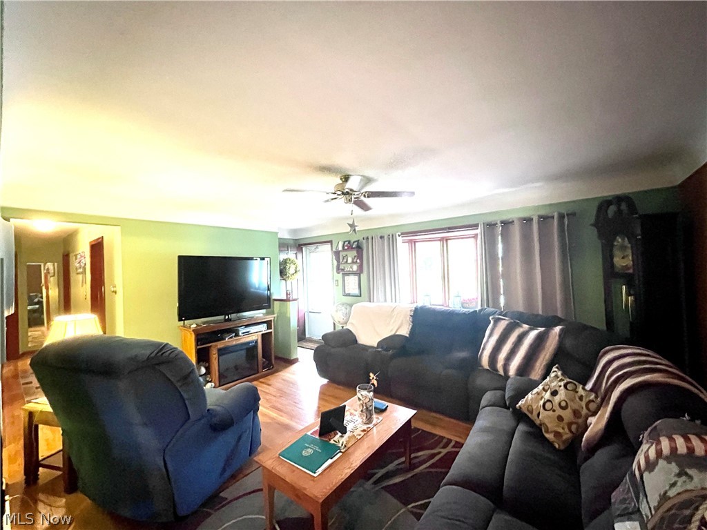 9132 Reichert Road Cleveland, OH 44130 - Photo 4 of 27