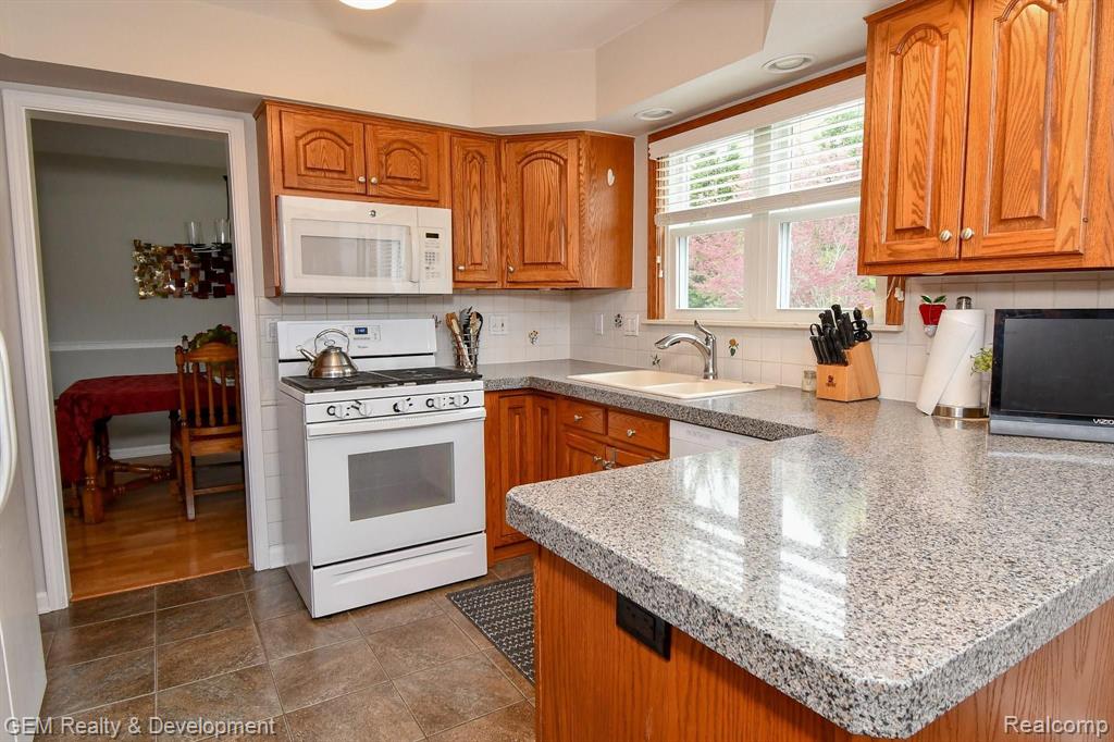 18725 Gill Road Livonia, MI 48152 - Photo 8 of 36