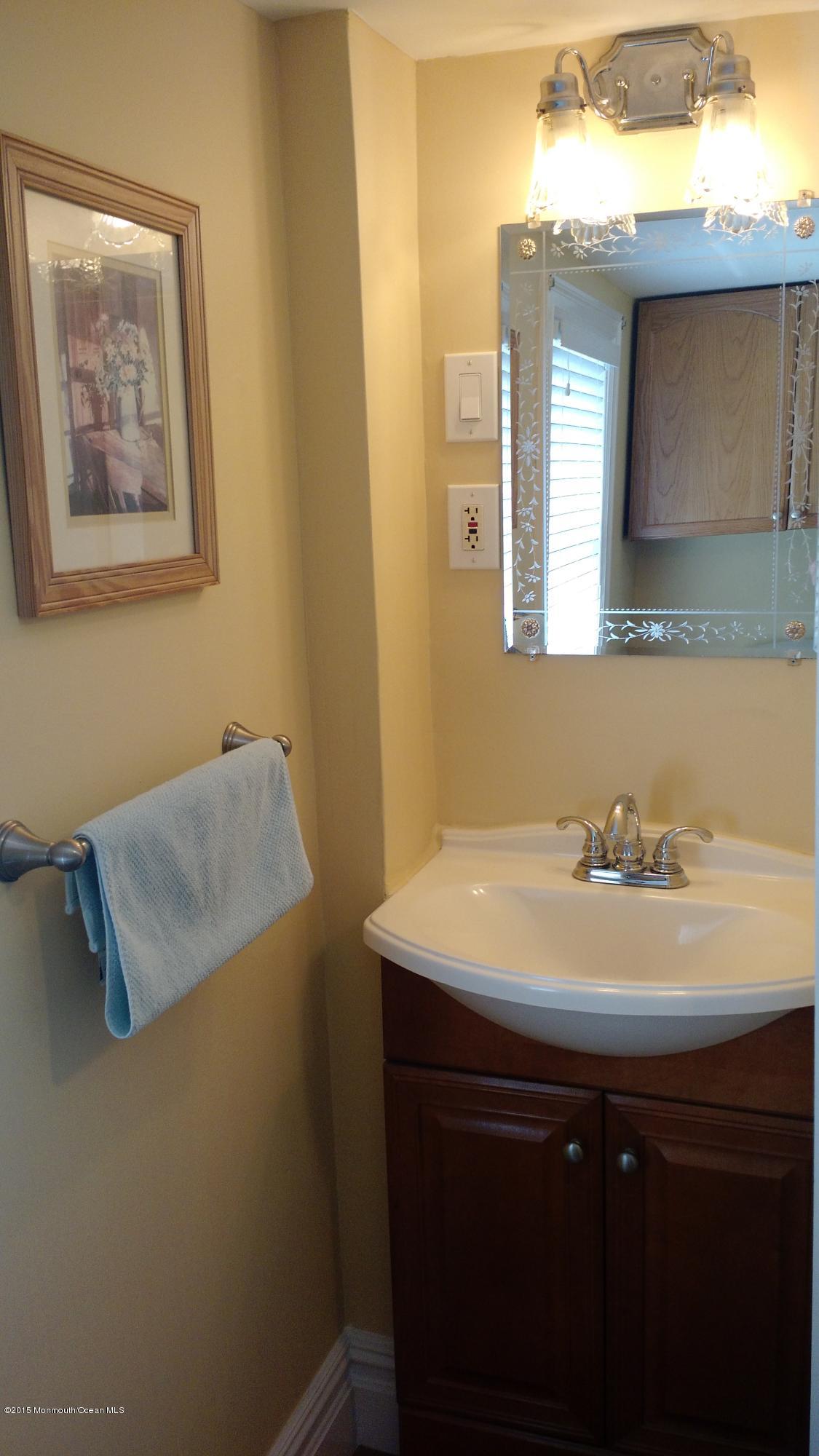 370 Colts Neck Road Farmingdale, NJ 07727 - Photo 24 of 27 Bathroom