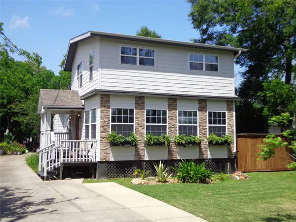 a view of a house with a yard and plants