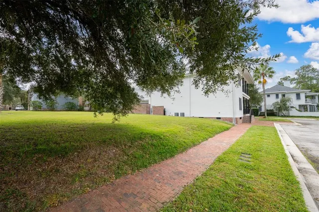 a view of yard with green space