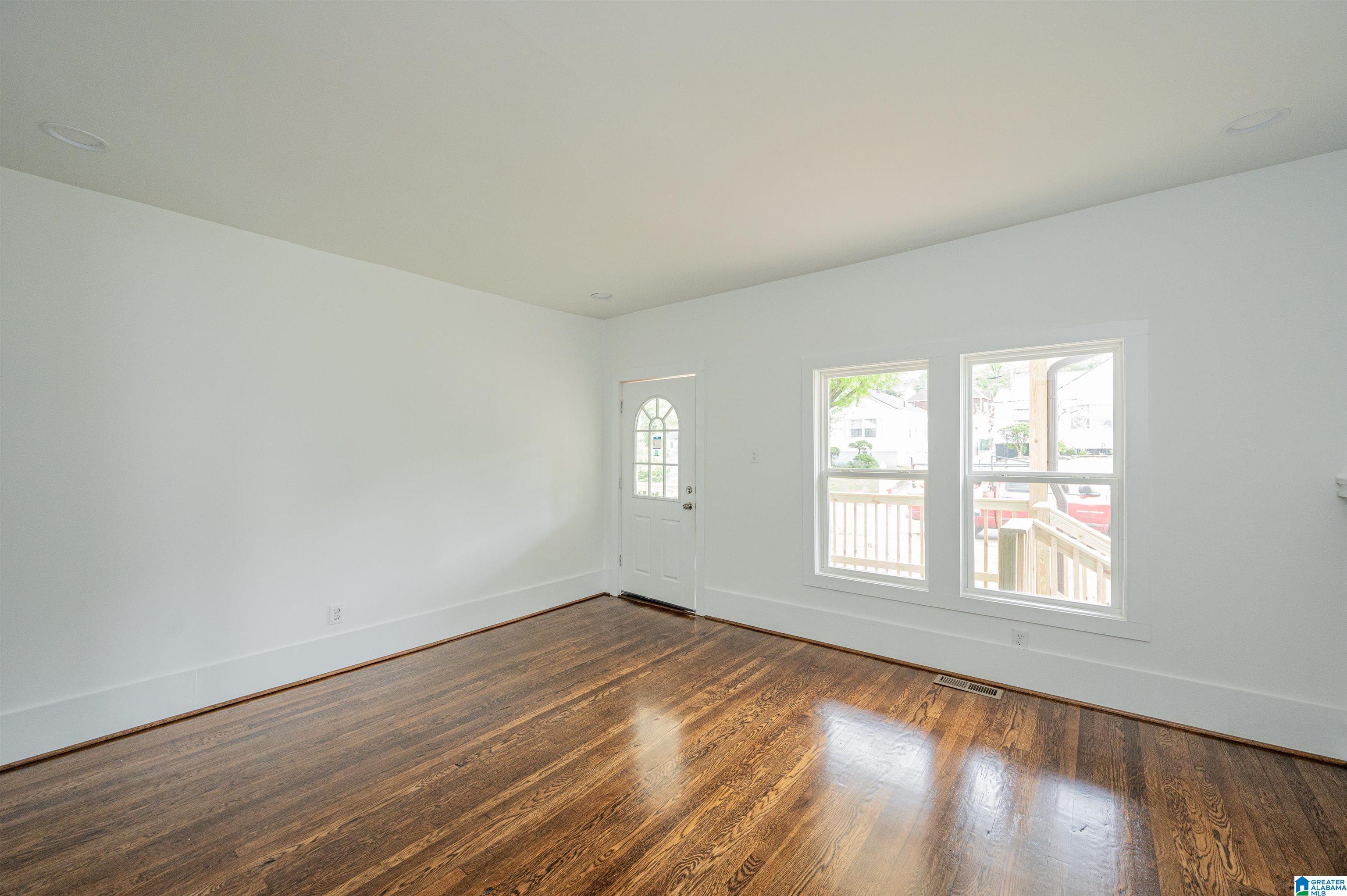 932 Valley Rd Place Birmingham, AL 35208 - Photo 7 of 32