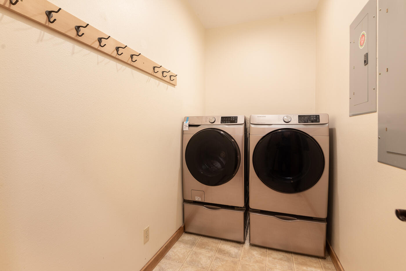 21037 Southwest Gift Road Bend, OR 97703 - Photo 32 of 39 Laundry room, also could be used as a mud room