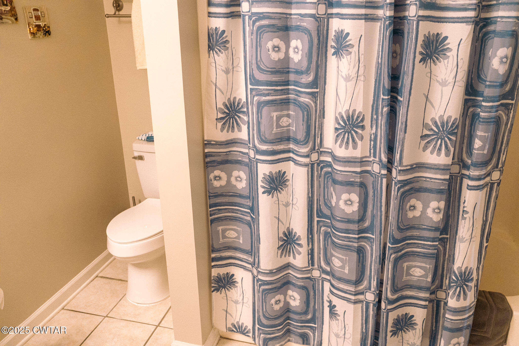 15 Battery Cove Jackson, TN 38305 - Photo 21 of 25 a bathroom with a toilet and a sink