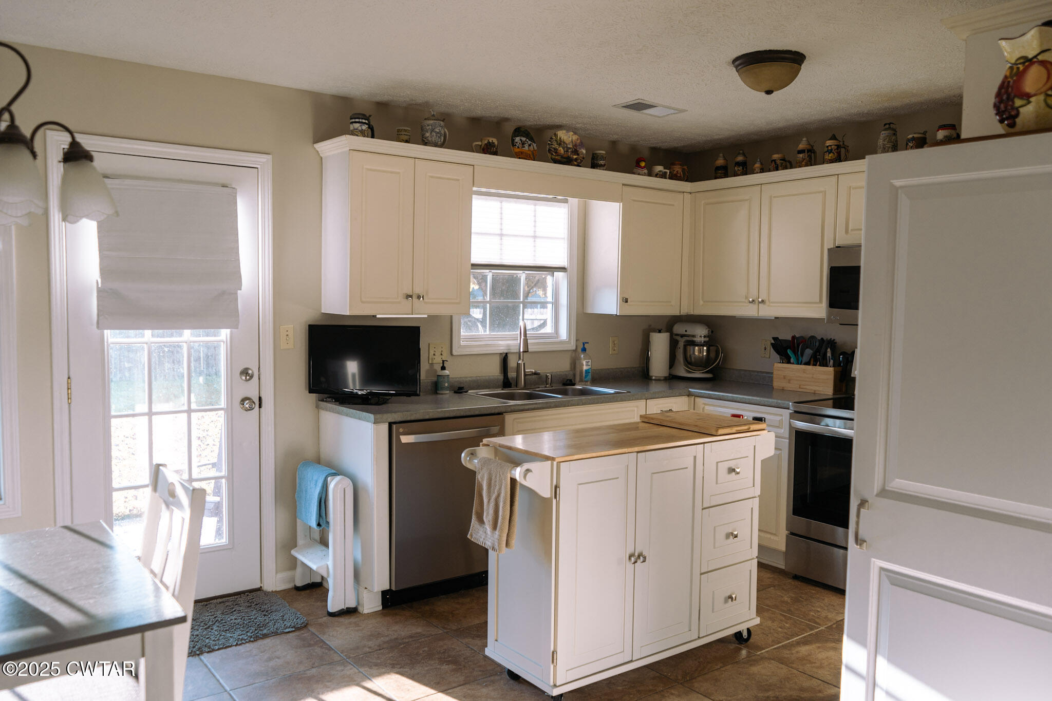 15 Battery Cove Jackson, TN 38305 - Photo 5 of 25 a kitchen with a stove and a refrigerator