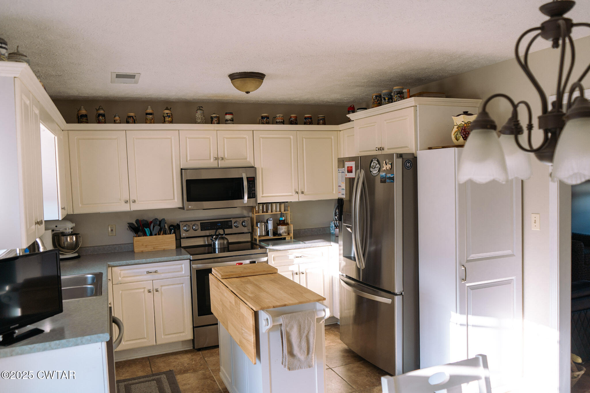15 Battery Cove Jackson, TN 38305 - Photo 6 of 25 a kitchen with stainless steel appliances granite countertop a refrigerator a stove and a sink